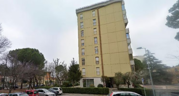 Madre 40enne si getta dal quinto piano abbracciata al figlio di 6 anni: morti sul colpo. Ha lasciato un biglietto