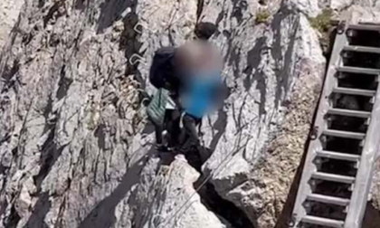 Il video shock della famigliola sulla ferrata con due bimbi piccoli e senza protezioni (uno pure in braccio)