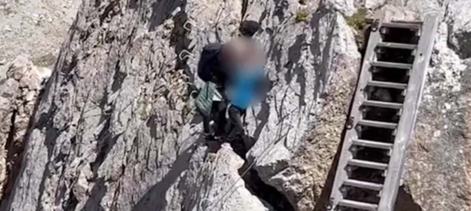 Il video shock della famigliola sulla ferrata con due bimbi piccoli e senza protezioni (uno pure in braccio)