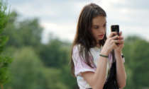 Allarme: un adolescente su due condivide foto private via chat. I rischi emotivi e legali
