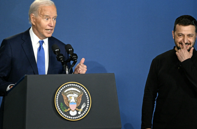 Il lapsus di Biden che presenta Zelensky come “il presidente Putin”. Poi confonde Kamala Harris con Trump