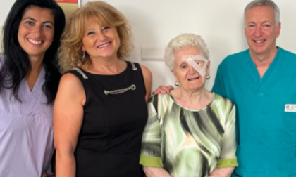 Cieca da decenni torna a vedere a 87 anni... e vede per la prima volta i suoi nipoti