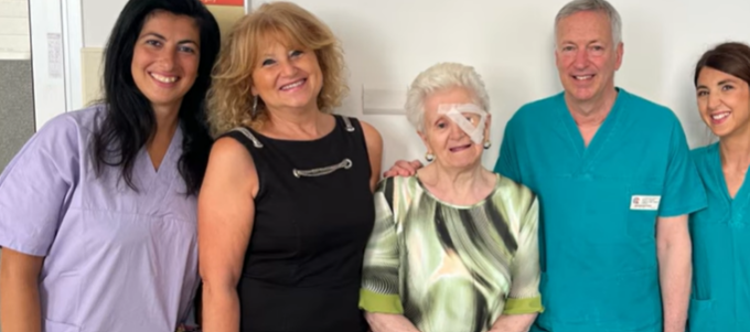 Cieca da decenni torna a vedere a 87 anni… e vede per la prima volta i suoi nipoti