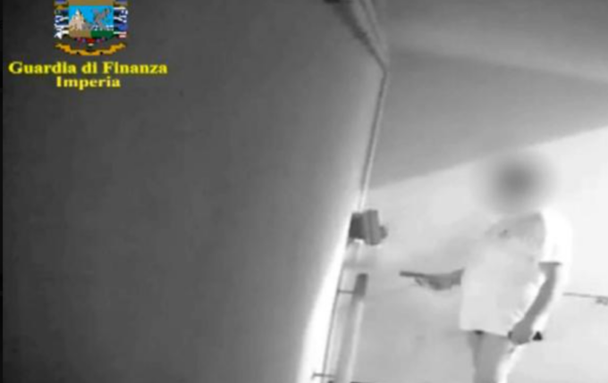 Perché il vigile che timbrava il cartellino in mutande è stato risarcito di 227mila euro