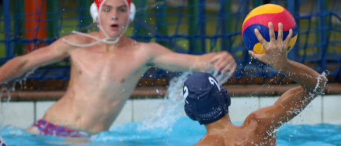 Allenatore di pallanuoto prende a schiaffi una mamma dopo la partita finita male
