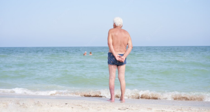 Pensionato muore annegato per salvare 3 sorelle in mare, che poi scappano