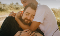 Coppia gay vessata dal vicino omofobo costretta a cambiare casa