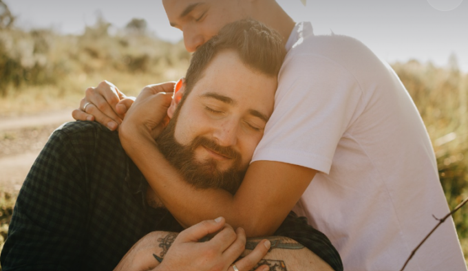 Coppia gay vessata dal vicino omofobo costretta a cambiare casa