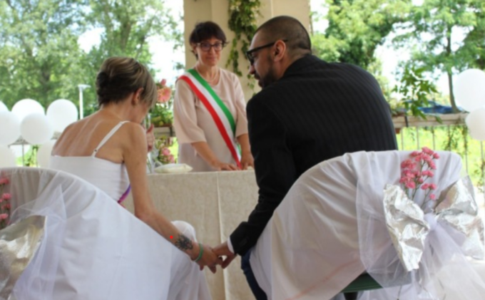 Serena esaudisce il suo sogno: sposa il suo Mauro in ospedale poco prima di spegnersi a soli 45 anni