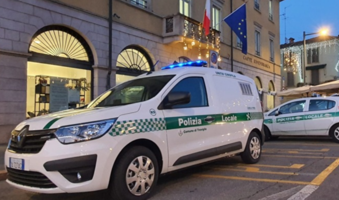 Scoperto ad abbandonare rifiuti viene convocato dai vigili: si presenta con l’auto senza assicurazione