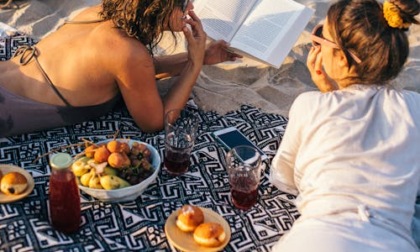 Spiagge e piscine possono vietare l'ingresso con cibo e borse frigo? Cosa dice la legge