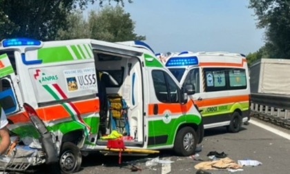 Ambulanza travolta da un'auto: quattro feriti (due gravi)