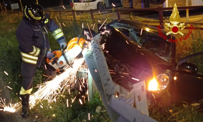 Auto trafitta dal guardrail, conducente vivo per questione di centimetri