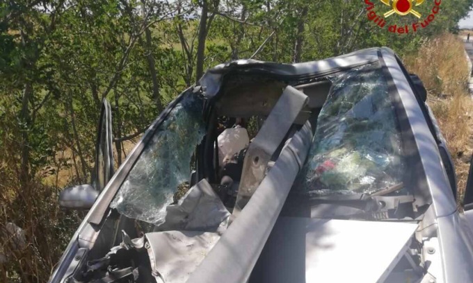 Auto trafitta dal guardrail, guidatore vivo per questione di centimetri
