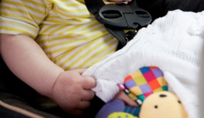 Si sgancia dal seggiolino, bambina di due anni “vola” fuori dall’auto in curva: salva per miracolo