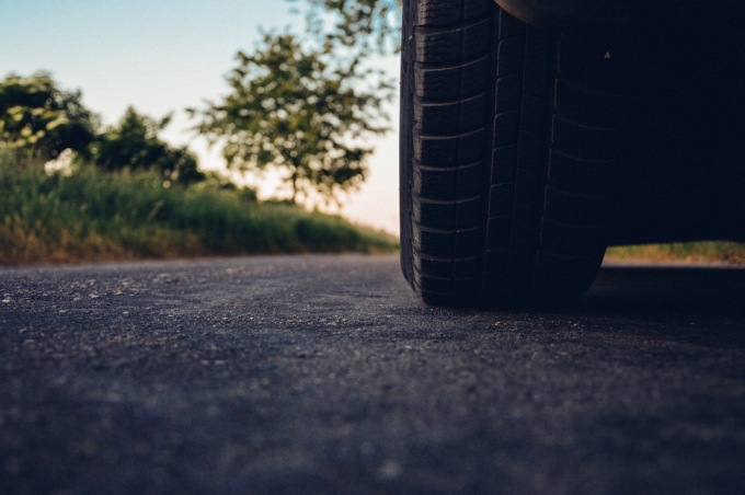 Viaggi in auto: le regole per muoversi in sicurezza