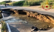 Passano con l'auto e crolla la Provinciale, due donne salve per questione di centimetri