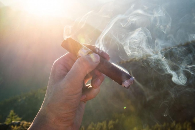 “Il sigaro puzza”: la lite tra vicini finisce a coltellate