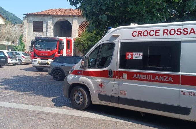 Precipita mentre ripara il tetto e viene infilzato dalla cancellata: muore 82enne