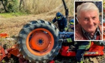 Agricoltore 78enne schiacciato dal trattore ribaltato