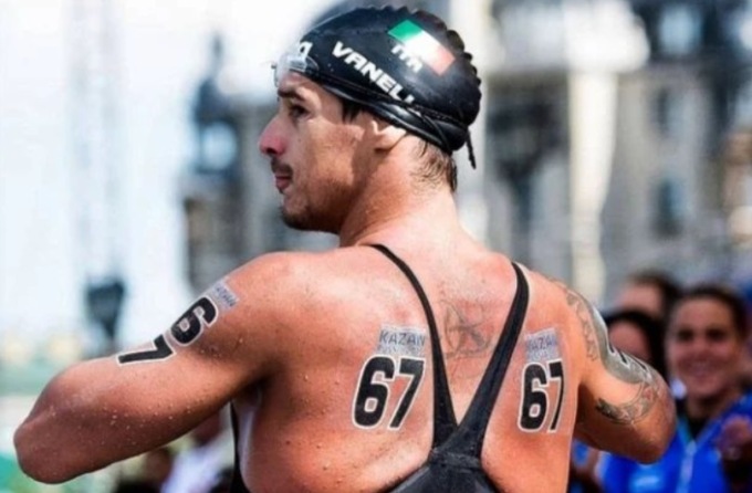 Dodicenne rischia di annegare nel fiume, il campione di nuoto si tuffa in acqua e gli salva la vita