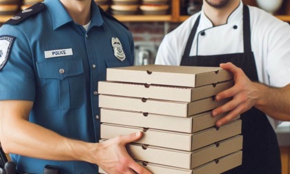 Finto poliziotto ordina le pizze per tutti i colleghi e poi scappa senza pagare