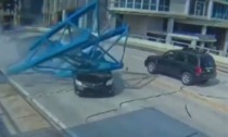 Gru crolla su un'auto in corsa, la conducente illesa per miracolo: il video