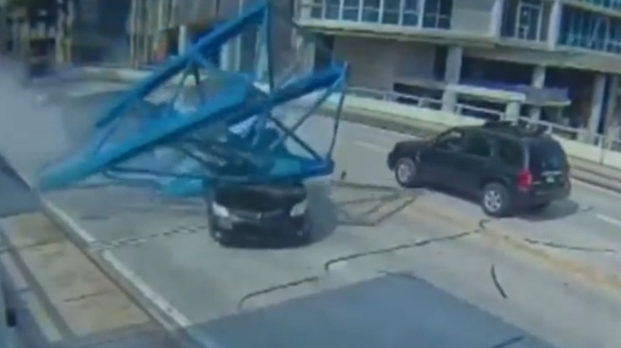 Gru crolla su un’auto in corsa, la conducente illesa per miracolo: il video
