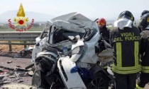 Tir si ribalta sulle auto in A2: due morti e centinaia di veicoli bloccati sotto il sole