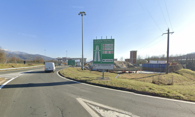 Sbalzato fuori dall’abitacolo, travolto e ucciso dalla sua auto