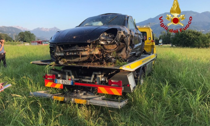 “Vola” in un campo con la Porsche e la distrugge completamente