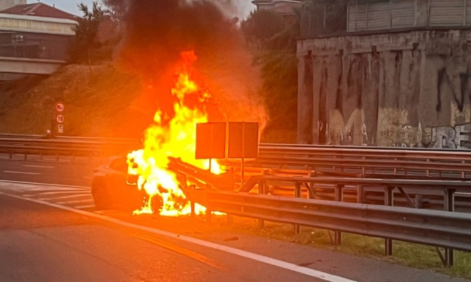 Auto prende fuoco dopo l’incidente in Tangenziale, passante salva due ragazzi