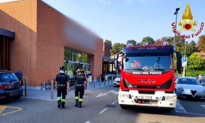 Cede il controsoffitto del supermercato, schiacciata dipendente 22enne