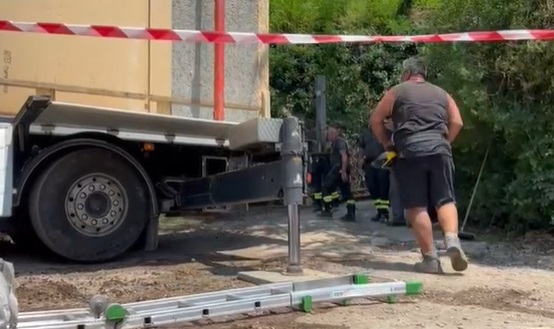 Incidente sul lavoro mortale in Trentino. A Caserta salvato dal collega che lo afferra al volo dal balcone