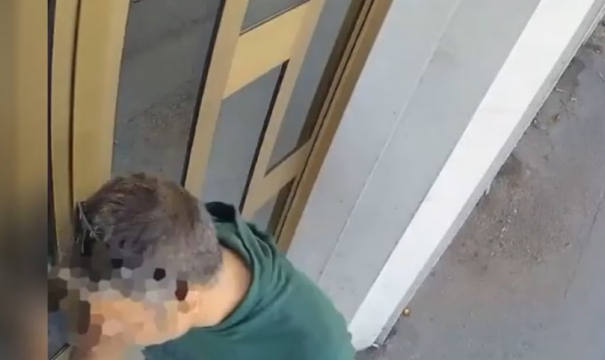 “Scenda c’è una raccomandata da firmare”, mentre lei scende in ascensore finto postino sale le scale e svaligia casa