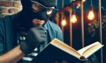 "Aiuto, c'è un ladro": i Carabinieri lo trovano mentre legge un libro sul balcone