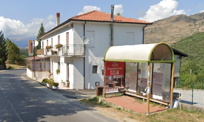 Era al lavoro in cantiere a 72 anni: artigiano precipita da due metri d’altezza e muore sul colpo
