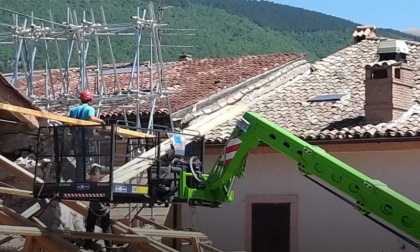 Ancora incidenti sul lavoro: operaio muore cadendo da un’impalcatura, altro agricoltore schiacciato dal trattore