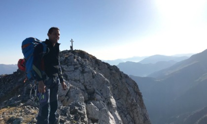 Scala il Monte Bianco per beneficenza, padre di tre figli precipita e muore