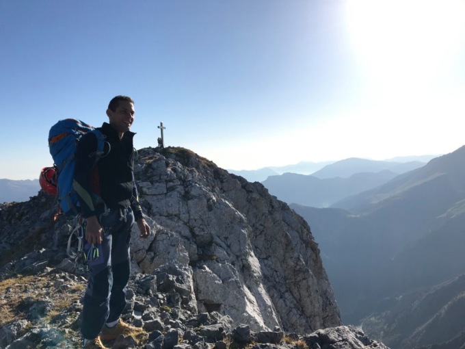 Scala il Monte Bianco per beneficenza, padre di tre figli precipita e muore