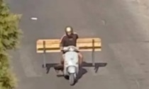 Ruba una panchina e se la porta via in scooter VIDEO
