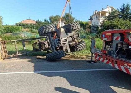 Tamponato alla guida del trattore: il mezzo si ribalta e lo uccide