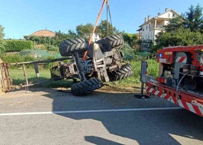 Tamponato alla guida del trattore: il mezzo si ribalta e lo uccide