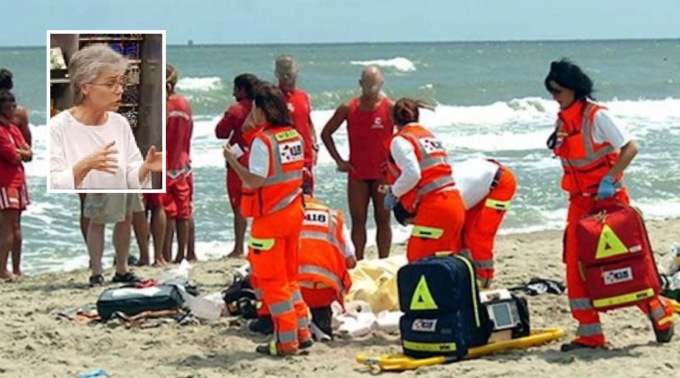 Salva la nipotina di 3 anni in mare, poi annega