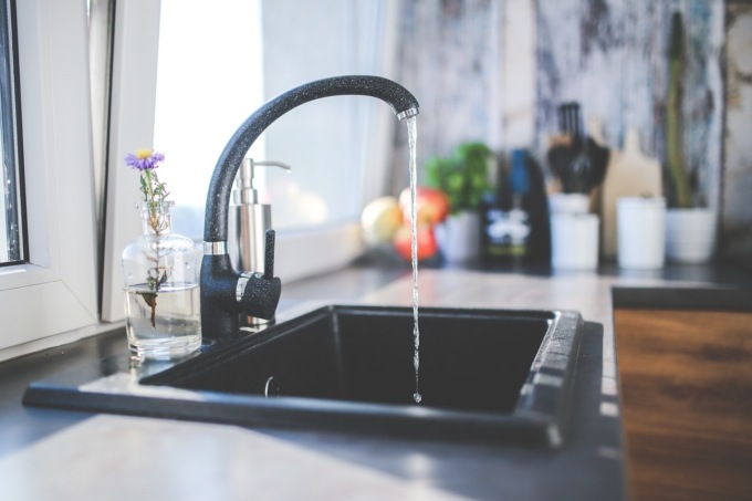 Acqua potabile in casa: è sicura ma gli italiani non si fidano