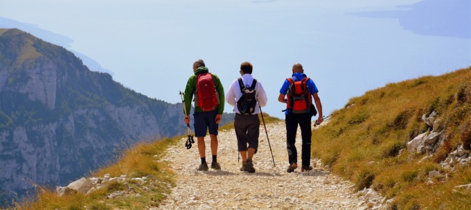 Escursioni in montagna, le regole per un trekking responsabile