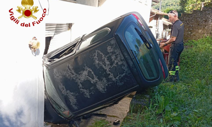 Auto si muove da sola e vien giù dalla collina: finisce incastrata nella finestra di una casa