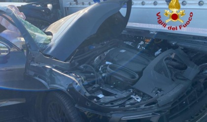 Non vede il Tir fermo e si incastra con la Porsche sotto il rimorchio, muore 40enne
