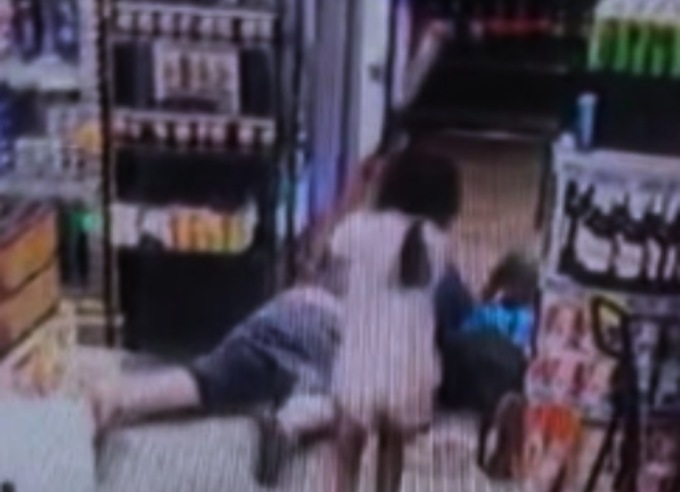 Bambina di 8 anni prende a mazzate il rapinatore che voleva derubare il negozio del papà