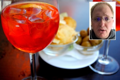 Il frate che offre lo spritz dopo la Messa per avvicinare i giovani
